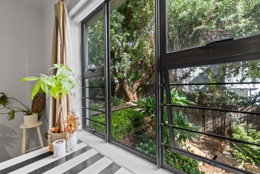 2 Bedroom Property for Sale in Vredehoek Western Cape